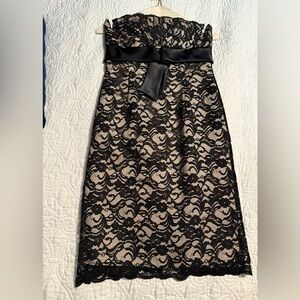 White House Black Market Black and Cream Lace A-Line Skirt - Y2K Vintage